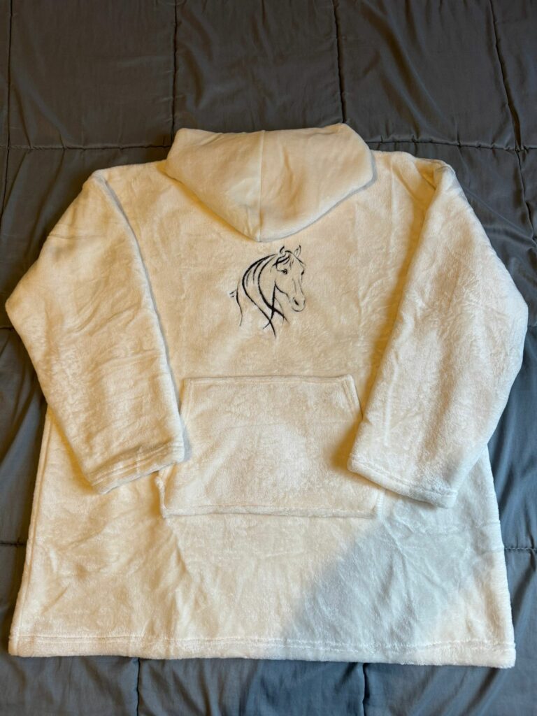 Broderie tête de cheval en ligne sur polaire touché velour.